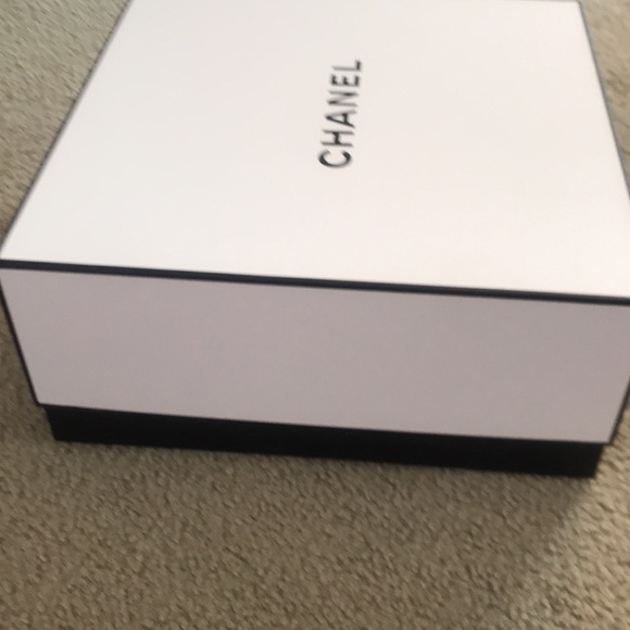 🌸NEW🌸 Chanel large gift box with tissue paper & shredded paper - Picture 5 of 15